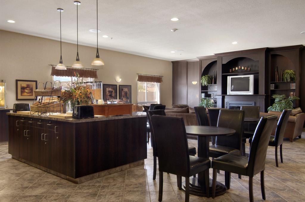 Ramada By Wyndham Drumheller Hotel & Suites Interior photo